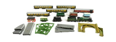 Lot 124 - MODEL RAILWAY - COLLECTION OF OO GAUGE LOCOS & ACCESSORIES