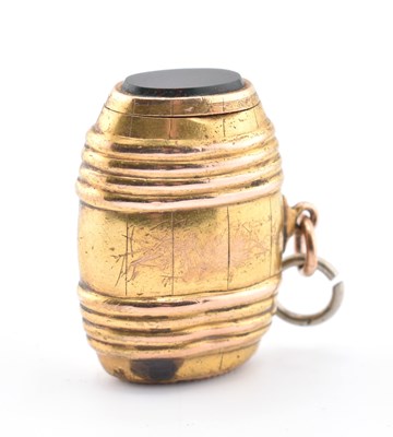 Lot 62 - 19TH CENTURY GOLD & BLOODSTONE BARREL CHARM