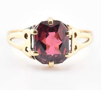 Lot 157 - 18CT GOLD & GARNET RING