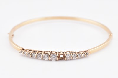 Lot 453 - HALLMARKED 9CT GOLD & CZ HINGED BANGLE