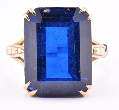 Lot 311 - 9CT GOLD & BLUE SYNTHETIC SPINEL COCKTAIL RING