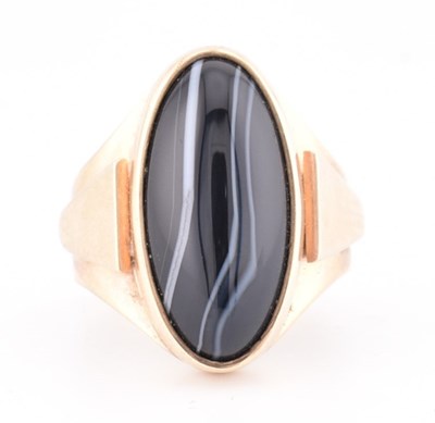 Lot 387 - 9CT GOLD & AGATE SET SIGNET RING