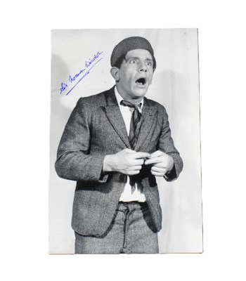 Lot 19 - SIR NORMAN WISDOM - AUTOGRAPHED 8X12" B/W PHOTOGRAPH - AFTAL