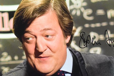 Lot 101 - STEPHEN FRY - AUTOGRAPHED 8X10" COLOUR PHOTOGRAPH - AFTAL