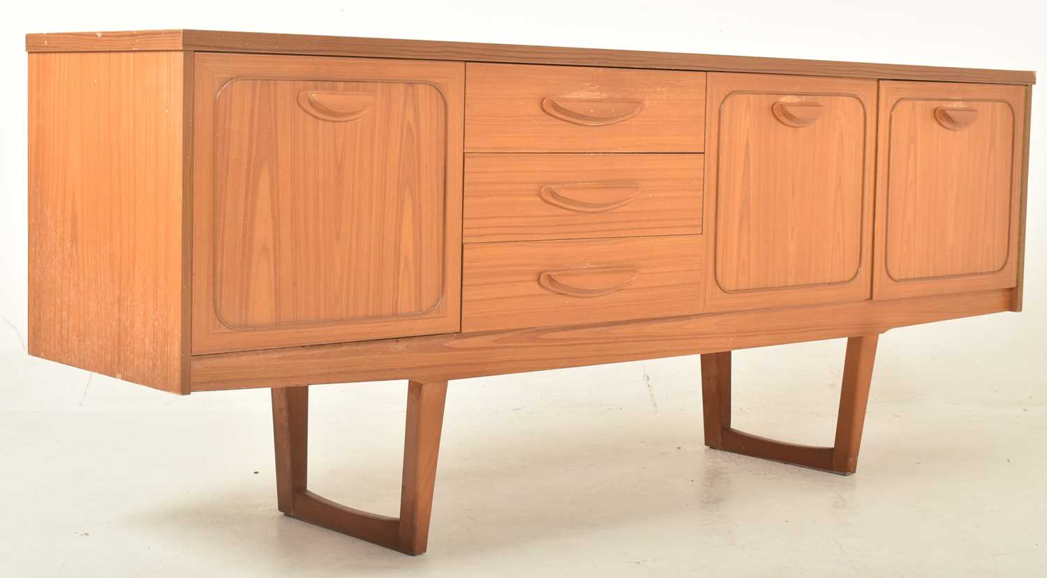 Lot 539 - STONEHILL FURNITURE - VINTAGE MID CENTURY TEAK VENEERED SIDEBOARD