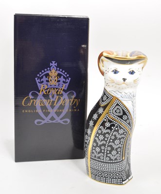 Lot 58 - ROYAL CROWN DERBY - LIMITED EDITION PEARLY QUEEN CAT PAPERWEIGHT