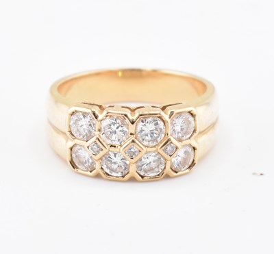 Lot 120 - 18CT GOLD & DIAMOND CLUSTER RING