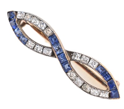 Lot 40 - EARLY 20TH CENTURY SAPPHIRE & DIAMOND BROOCH PIN