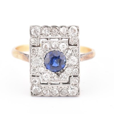 Lot 107 - AN ART DECO SAPPHIRE & DIAMOND PANEL RING