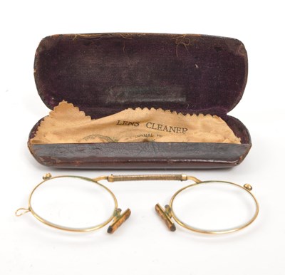 Lot 280 - EARLY 20TH CENTURY GILT RIM READING EYE GLASSES