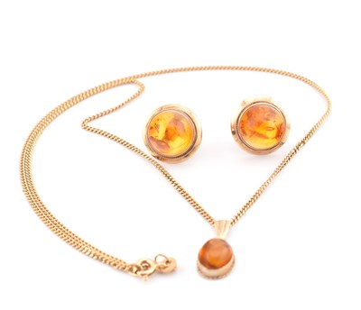 Lot 117 - HALLMARKED 9CT GOLD & AMBER PENDANT NECKLACE & STUD EARRINGS