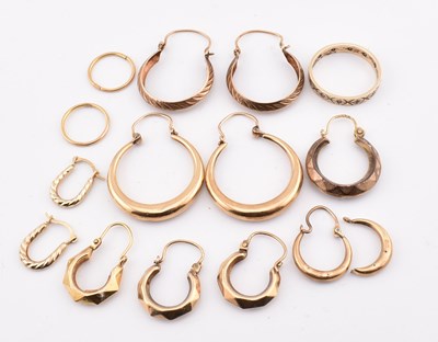 Lot 267 - COLLECTION OF 9CT GOLD EARRINGS AF & BAND RING