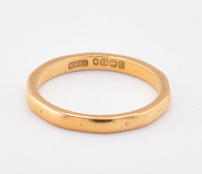 Lot 137 - HALLMARKED 22CT GOLD BAND RING