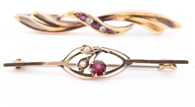 Lot 401 - 15CT GOLD RUBY & DIAMOND BROOCH PIN & 9CT GOLD PEARL & GARNET BROOCH PIN