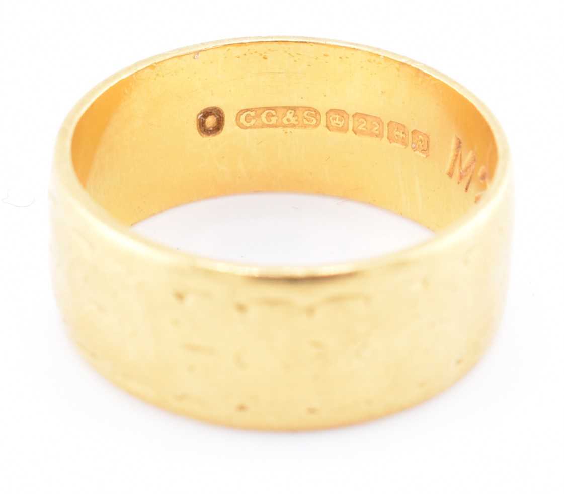 Lot 272 - HALLMARKED 22CT GOLD ENGRAVED BAND RING