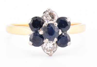 Lot 114 - 18CT GOLD SAPPHIRE & DIAMOND CLUSTER RING