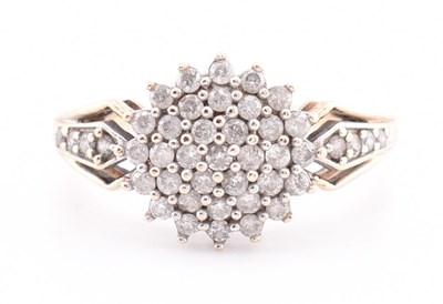 Lot 254 - HALLMARKED 9CT GOLD & DIAMOND CLUSTER RING