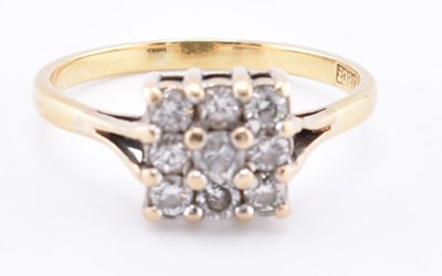 Lot 423 - 18CT GOLD & DIAMOND CLUSTER RING