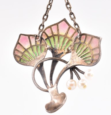 Lot 71 - ART NOUVEAU SILVER & PEARL PLIQUE-A-JOUR PENDANT