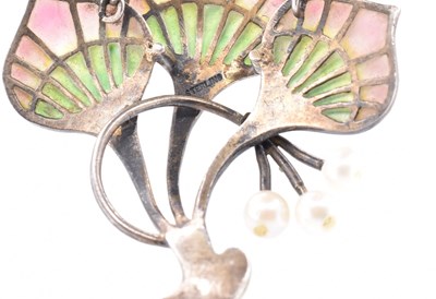 Lot 71 - ART NOUVEAU SILVER & PEARL PLIQUE-A-JOUR PENDANT