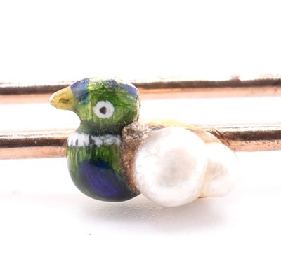 Lot 77A - EARLY 20TH CENTURY GOLD ENAMEL & PEARL NOVELTY DUCK PIN