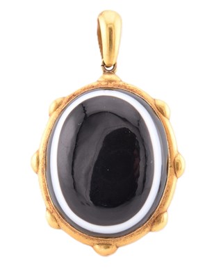 Lot 69 - GOLD & BANDED AGATE LOCKET PENDANT