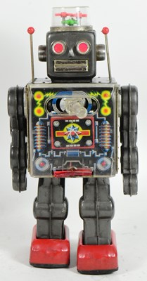 Lot 406 - TINPLATE TOYS - VINTAGE JAPANESE FIGHTING ROBOT