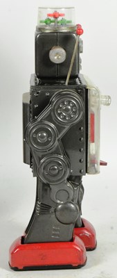 Lot 406 - TINPLATE TOYS - VINTAGE JAPANESE FIGHTING ROBOT