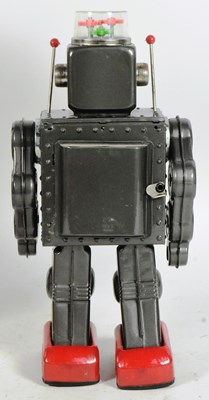 Lot 406 - TINPLATE TOYS - VINTAGE JAPANESE FIGHTING ROBOT