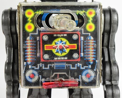 Lot 406 - TINPLATE TOYS - VINTAGE JAPANESE FIGHTING ROBOT