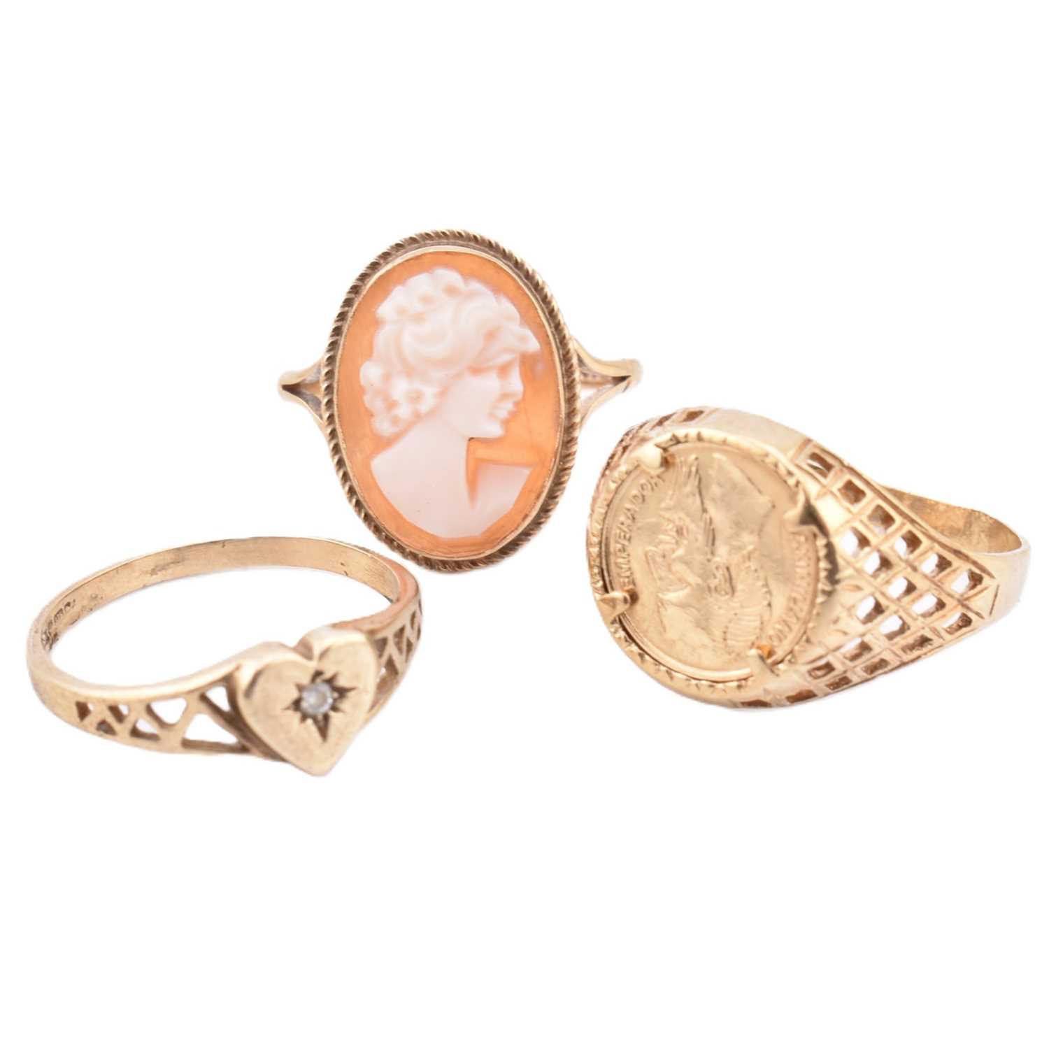 Lot 258 - THREE 9CT GOLD RINGS INCLUDING SIGNET & CAMEO RINGS