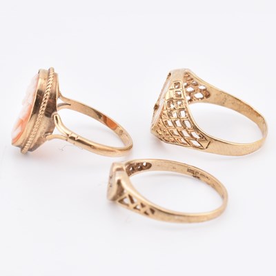 Lot 258 - THREE 9CT GOLD RINGS INCLUDING SIGNET & CAMEO RINGS
