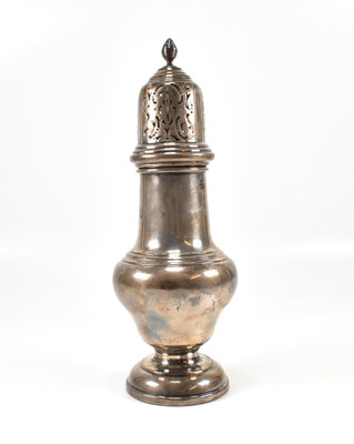 Lot 19 - AN EARLY 20TH CENTURY HALLMRKED SILVER SUGAR CASTER