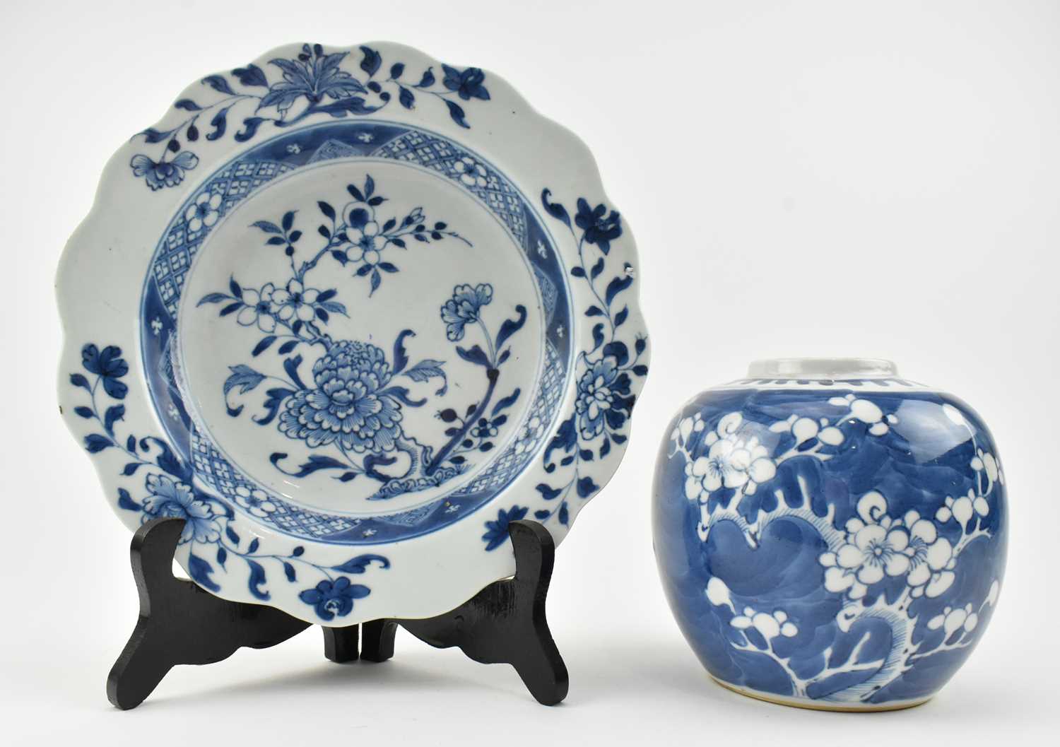 Lot 149 - QING BLUE AND WHITE GINGER JAR & A CHARGER PLATE 清 青花冰梅罐和花卉盘