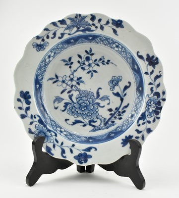 Lot 149 - QING BLUE AND WHITE GINGER JAR & A CHARGER PLATE 清 青花冰梅罐和花卉盘