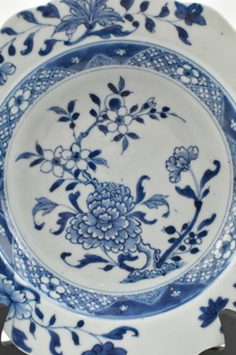 Lot 149 - QING BLUE AND WHITE GINGER JAR & A CHARGER PLATE 清 青花冰梅罐和花卉盘