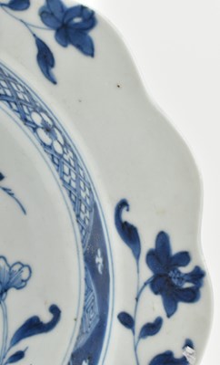 Lot 149 - QING BLUE AND WHITE GINGER JAR & A CHARGER PLATE 清 青花冰梅罐和花卉盘