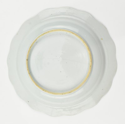 Lot 149 - QING BLUE AND WHITE GINGER JAR & A CHARGER PLATE 清 青花冰梅罐和花卉盘