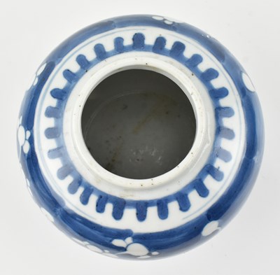 Lot 149 - QING BLUE AND WHITE GINGER JAR & A CHARGER PLATE 清 青花冰梅罐和花卉盘