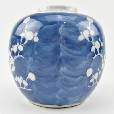 Lot 149 - QING BLUE AND WHITE GINGER JAR & A CHARGER PLATE 清 青花冰梅罐和花卉盘