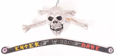 Lot 135 - VINTAGE FUNFAIR / HALLOWEEN SKULL & CROSSBONES DECORATION