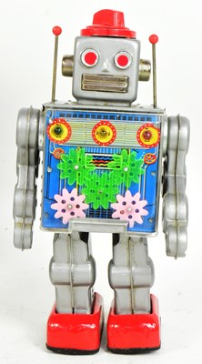 Lot 402 - TINPLATE TOYS - VINTAGE JAPANESE GEAR ROBOT
