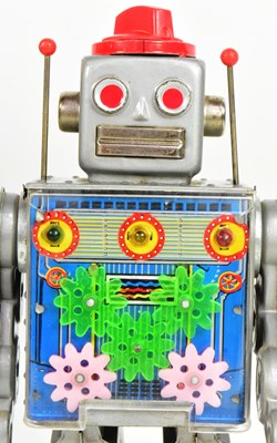 Lot 402 - TINPLATE TOYS - VINTAGE JAPANESE GEAR ROBOT