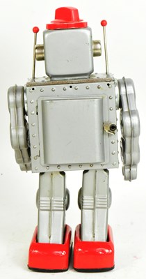 Lot 402 - TINPLATE TOYS - VINTAGE JAPANESE GEAR ROBOT