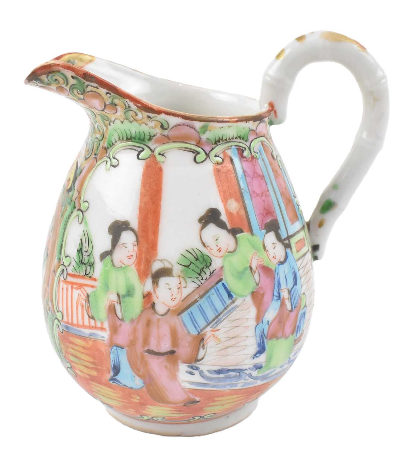 Lot 1 - QING TONGZHI PERIOD FAMILLE ROSE CREAMER 清 同治广彩人物小壶