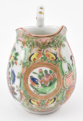 Lot 1 - QING TONGZHI PERIOD FAMILLE ROSE CREAMER 清 同治广彩人物小壶