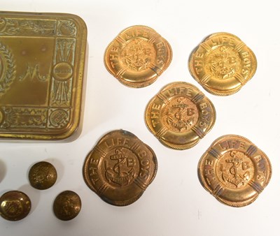 Lot 137 - WWI FIRST WORLD WAR PRINCESS MARY TIN & ASSORTED BADGES