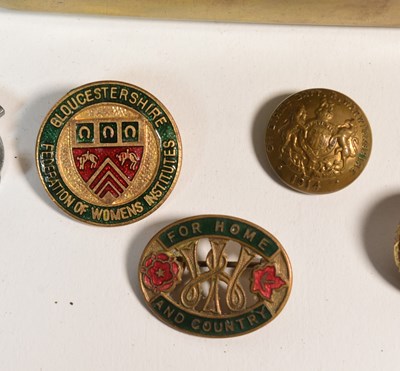 Lot 137 - WWI FIRST WORLD WAR PRINCESS MARY TIN & ASSORTED BADGES