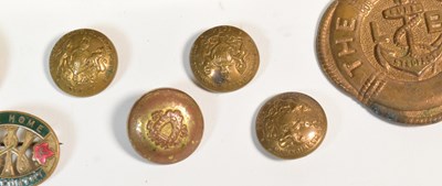 Lot 137 - WWI FIRST WORLD WAR PRINCESS MARY TIN & ASSORTED BADGES