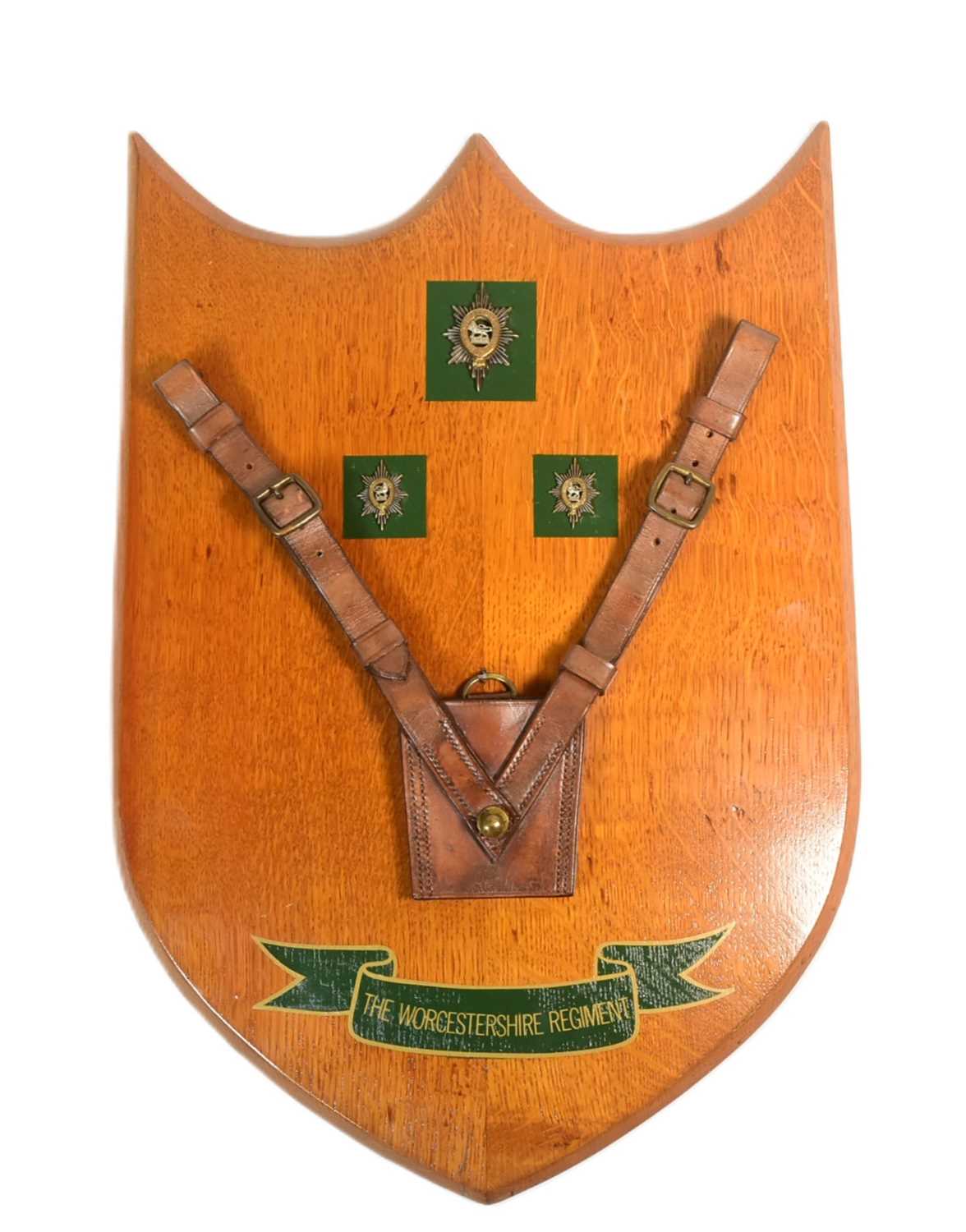 Lot 263 - THE WORCESTERSHIRE REGIMENT PLAQUE WITH SAM BROWNE SWORD FROG